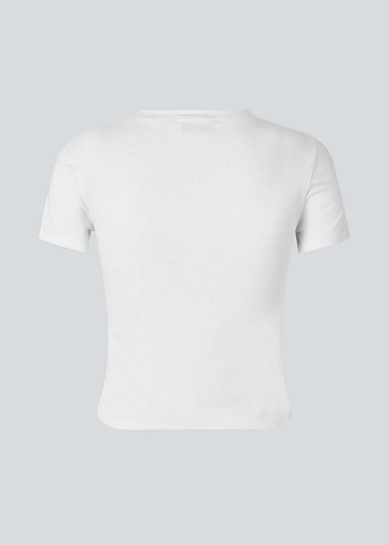 Fitted classic t-shirt with a round neck, short sleeves, and a slightly cropped length. JosefineMD t-shirt is crafted from an organic cotton. The model is 177 cm and wears a size S/36.