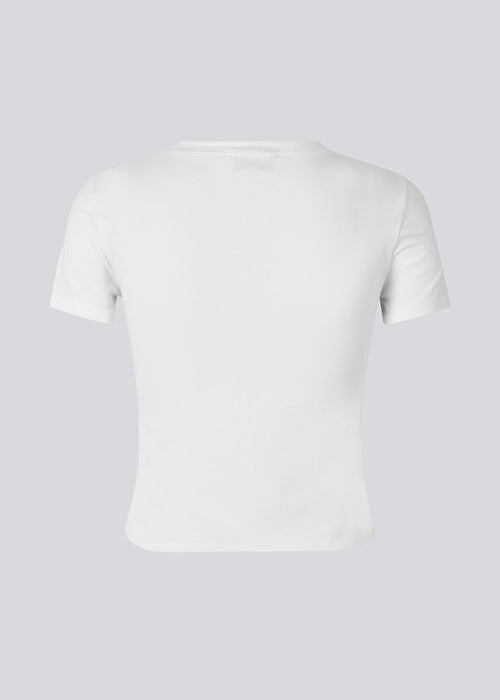 Fitted classic t-shirt with a round neck, short sleeves, and a slightly cropped length. JosefineMD t-shirt is crafted from an organic cotton. The model is 177 cm and wears a size S/36.