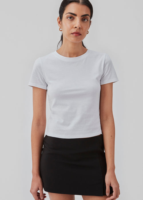 Fitted classic t-shirt with a round neck, short sleeves, and a slightly cropped length. JosefineMD t-shirt is crafted from an organic cotton. The model is 177 cm and wears a size S/36.