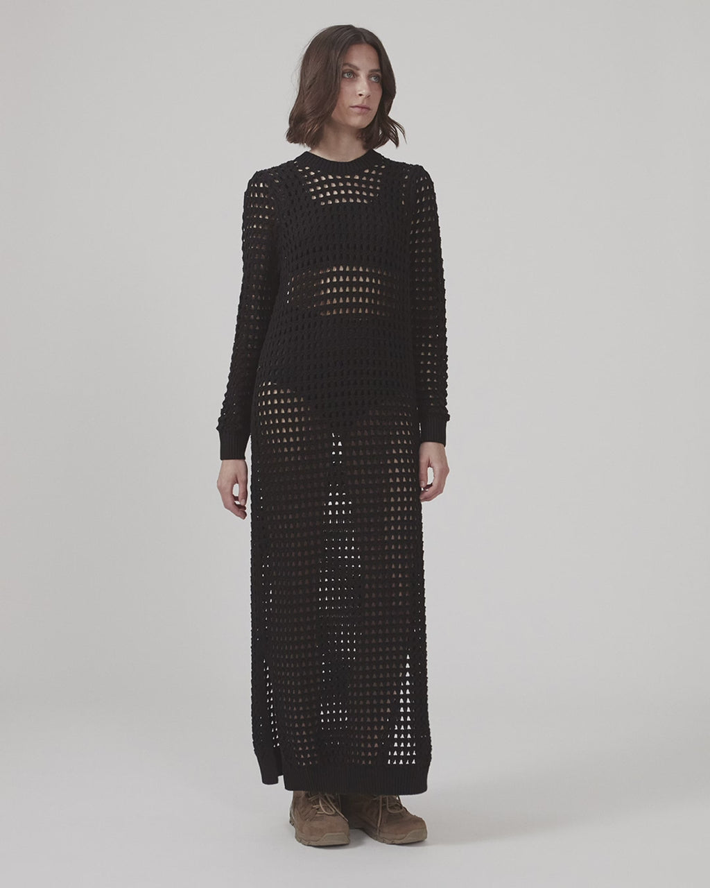 Maxi dress in organic cotton with a crochet look. CamdenMD dress with a relaxed fit, long sleeves, and a round neckline with ribbed trimmings.   The model is 177 cm and wears a size S/36.