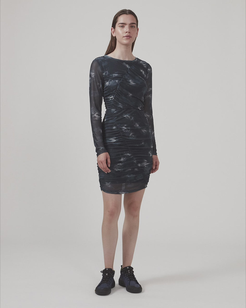 Short dress with draped details and multiple layers. CliffordMD print dress has a round neck and long sleeves in mesh.  The model is 177 cm and wears a size S/36.