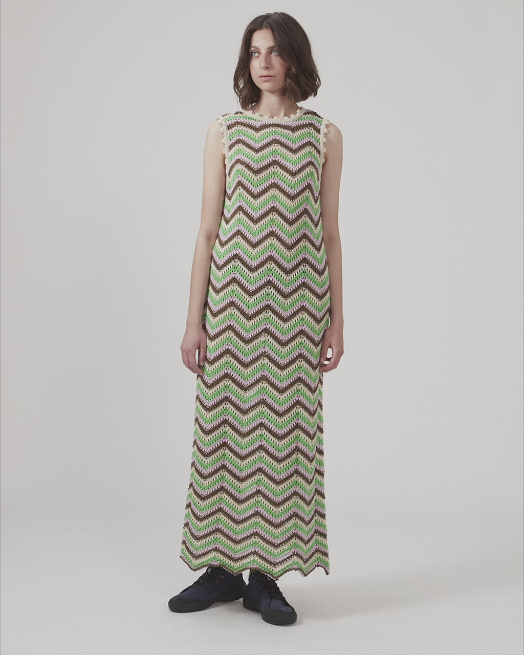 Long sleeveless dress in a multicolored organic cotton crochet. CaryMD dress has detailed trimmings and a deep v-neckline in the back. The model is 177 cm and wears a size S/36.