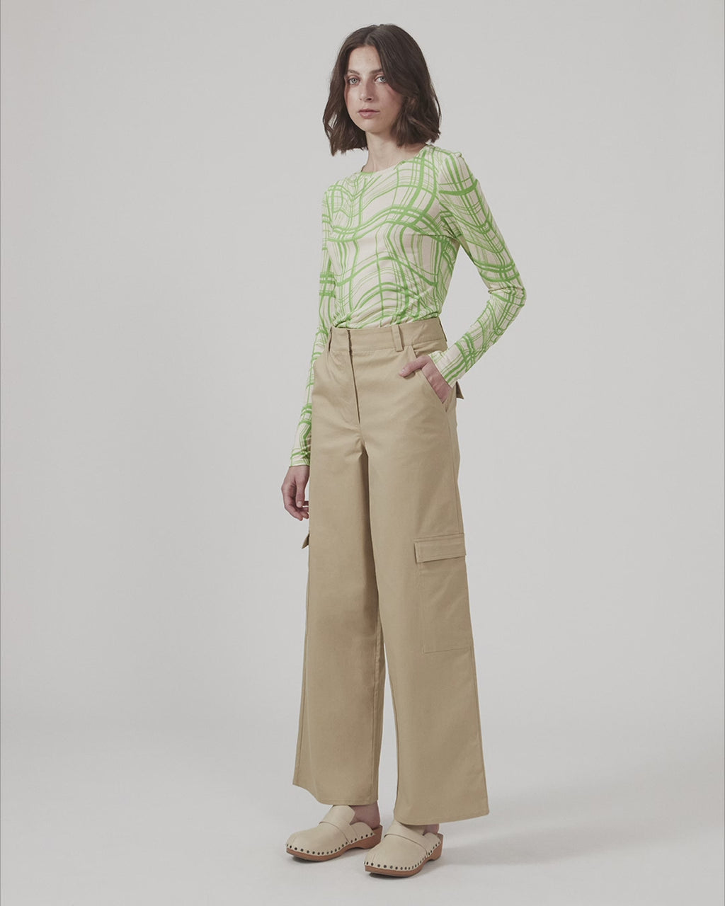 Cargo pants in cotton twill with a high waist, hidden zip fly, and hook-and-eye fastening. CalaMD pants has wide legs with patch pockets. The model is 177 cm and wears a size S/36.  Shop matching jacket: CalaMD jacket