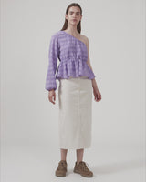 Denim skirt in a midi length with a slit in the back. ChikoMD skirt has a medium waist. The model is 177 cm and wears a size S/36. 