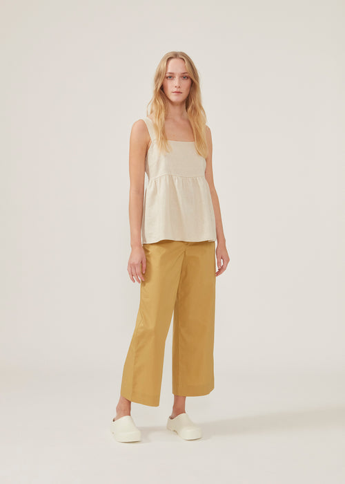 RobertaMD pants are made from organic cotton. The legs have a gentle flare and creases. Waist with zip fly and button, side pockets and two fake back pockets. The model is 173 cm and wears a size S/36