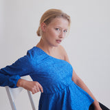 One shoulder top med et langt ærmer med puf og elastisk manchet. TalissaMD top er designet i et struktureret materiale med elastisk peplum-effekt ved taljen.