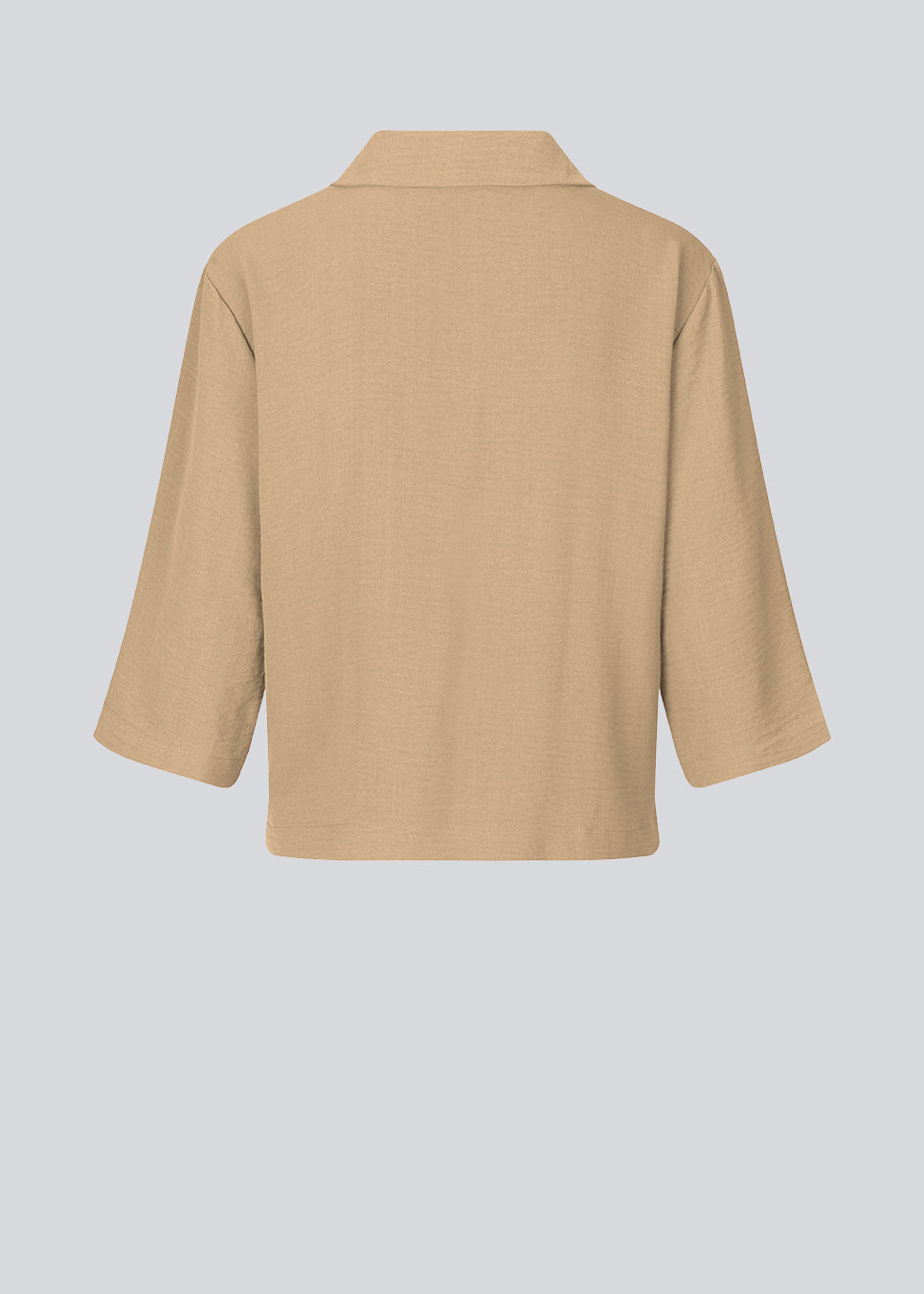 Shirt in beige in a relaxed silhouette and 3/4 length sleeves. AaliyahMD shirt has a resort collar, dropped shoulders and button closure in front.  The model is 177 cm and wears a size S/36.