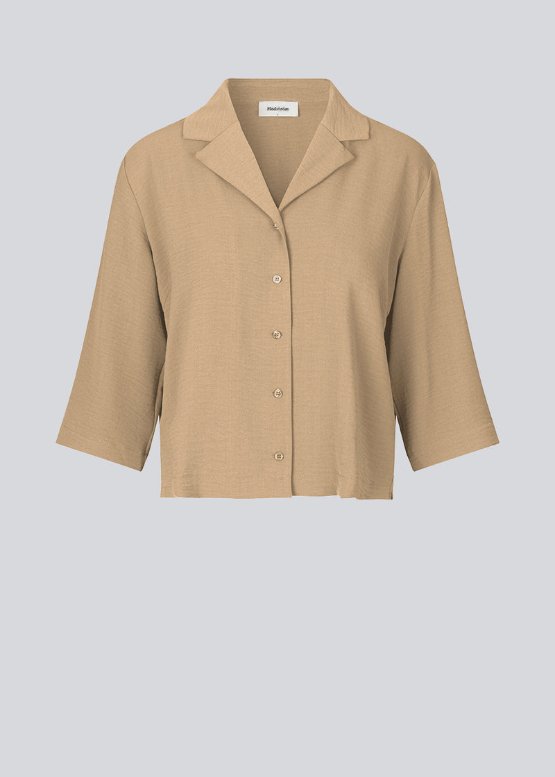 Shirt in beige in a relaxed silhouette and 3/4 length sleeves. AaliyahMD shirt has a resort collar, dropped shoulders and button closure in front.  The model is 177 cm and wears a size S/36.