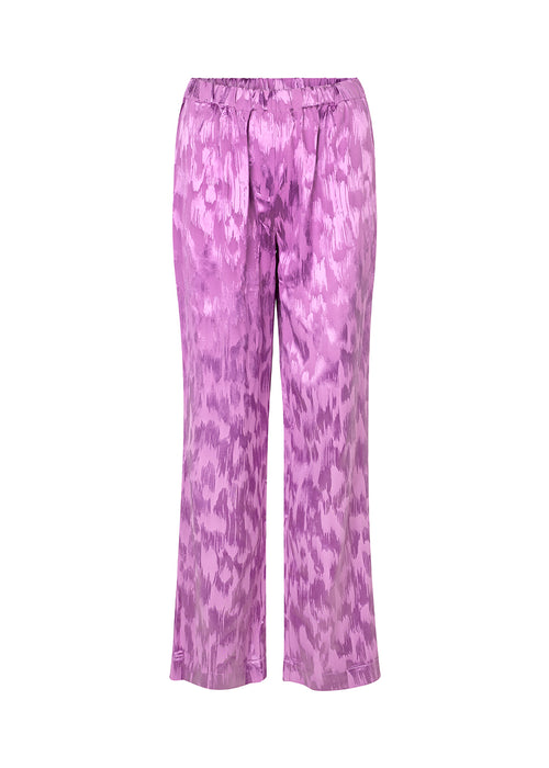 Straight, wide pants in purple with pyjamas-inspired look in structured satin. AbigaleMD pants have a high waist with covered elastic. Discrete pockets in side seam. Style with matching shirt: AbigaleMD shirt.