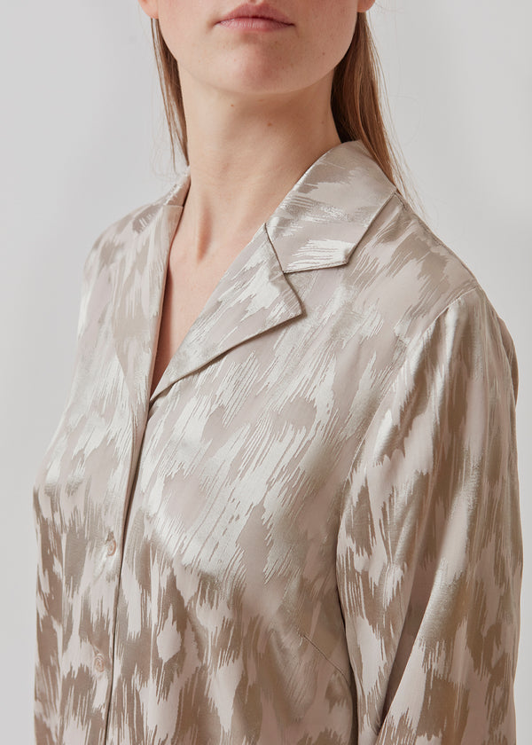 Pajamas-inspired shirt in a structured satin. AbigaleMD shirt has a relaxed fit with a resort collar and long sleeves. Can be styled with the matching pants: AbigaleMD pa