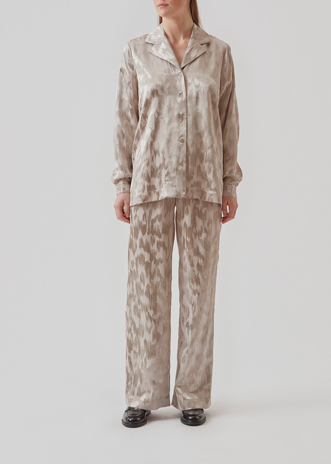 Straight, wide pants in grey with pyjamas-inspired look in structured satin. AbigaleMD pants have a high waist with covered elastic. Discrete pockets in side seam. Style the pnats with matching shirt: AbigaleMD shirt.