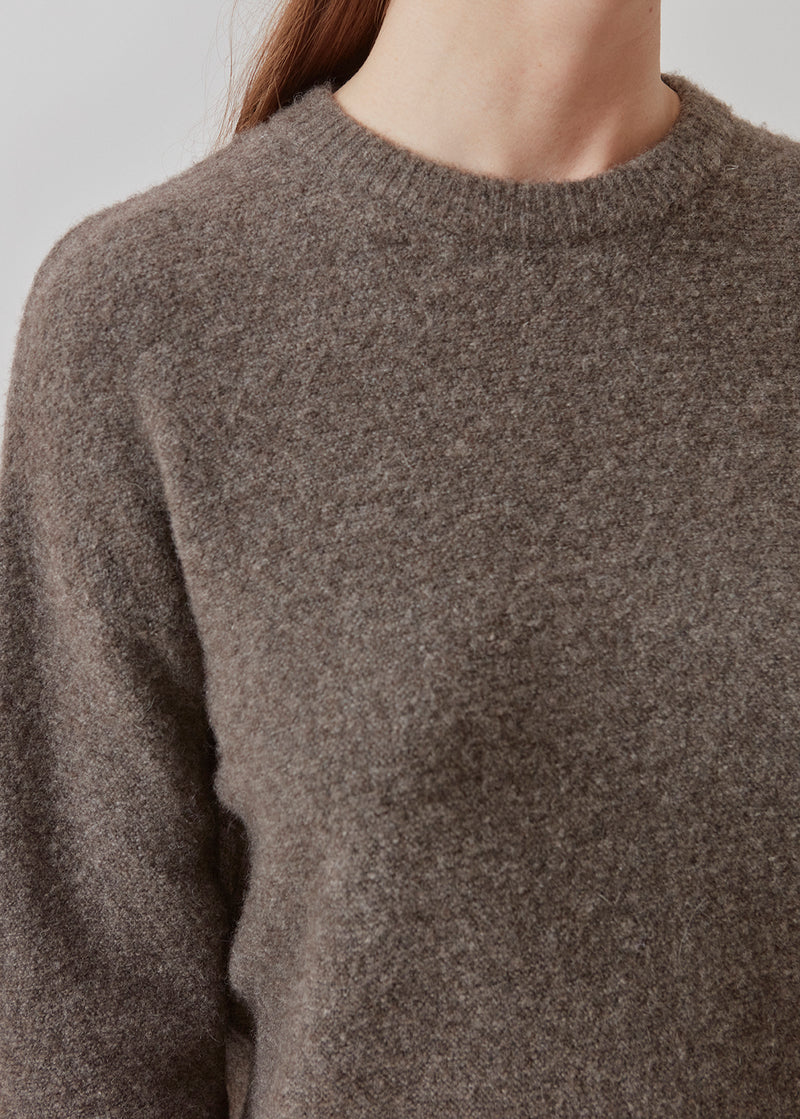 Fine-knitted jumper in brown with wool and llama wool. AdrianMD o-neck has a round neck and long sleeves with ribbed trimmings. Dropped shoulders and a casual fit.