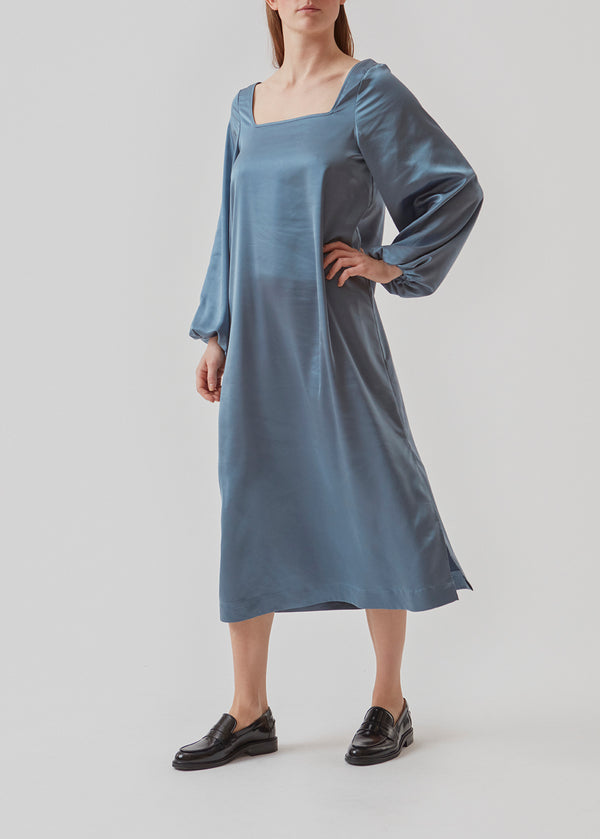 Long dress in satin with a voluminous fit. AlbyMD dress has a square neckline at front and back and oversize balloon sleeves with an elasticated cuff.
