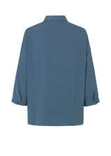 Beautiful shirt in dark blue in a classic design. Alexis shirt has a collar and is closed at the front by buttons. The shirt has 3/4 length sleeves and a chest pocket, which adds details. The model is 174 cm and wears a size S/36