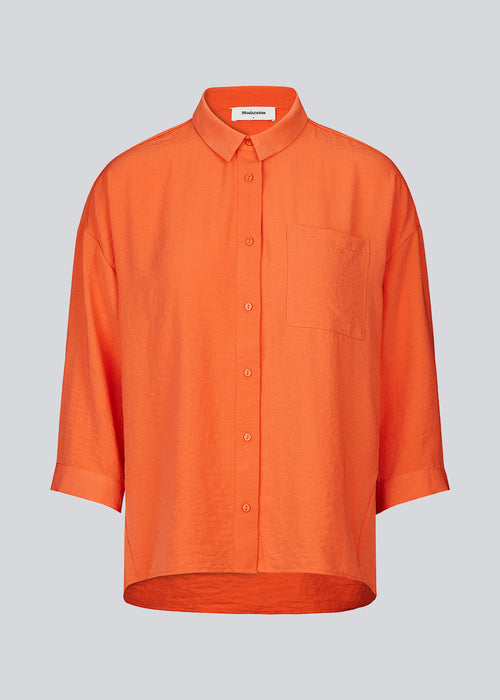 Beautiful shirt in a classic design in orange. Alexis shirt has a collar and is closed at front by buttons. The shirt has 3/4 lenght sleeves and a chest pocket, which adds details. The model is 174 cm and wears a size S/36