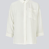 Beautiful shirt in white in a classic design. Alexis shirt has a collar and is closed at front by buttons. The shirt has 3/4 lenght sleeves and a chest pocket, which adds details.