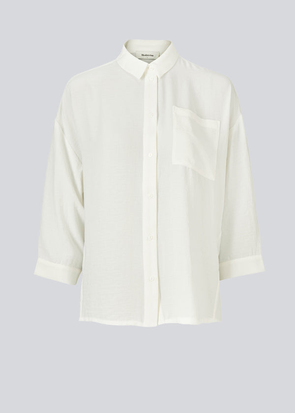 Beautiful shirt in white in a classic design. Alexis shirt has a collar and is closed at front by buttons. The shirt has 3/4 lenght sleeves and a chest pocket, which adds details.