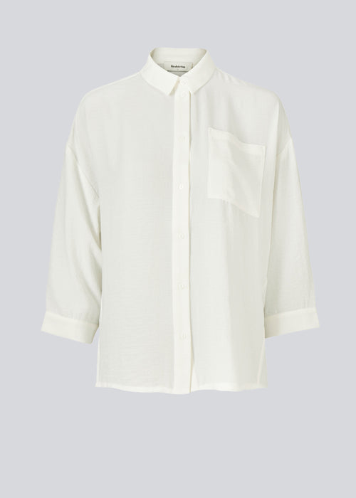 Beautiful shirt in white in a classic design. Alexis shirt has a collar and is closed at front by buttons. The shirt has 3/4 lenght sleeves and a chest pocket, which adds details.