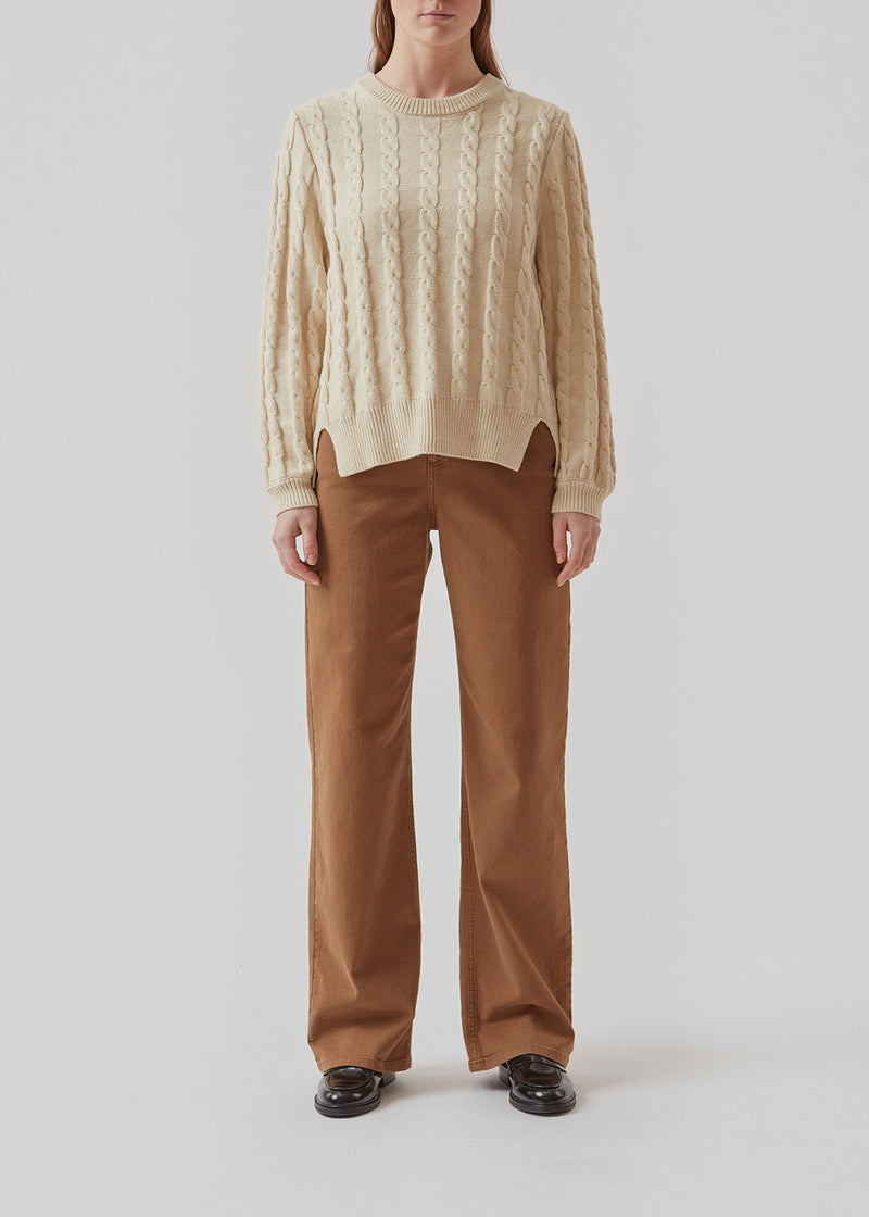 Cable-knitted jumper in beige in a soft wool and cotton mix. AliceMD o-neck is designed with a round neck and long sleeves with rib-knit along the neckline, cuffs and hem. The fit is casual.