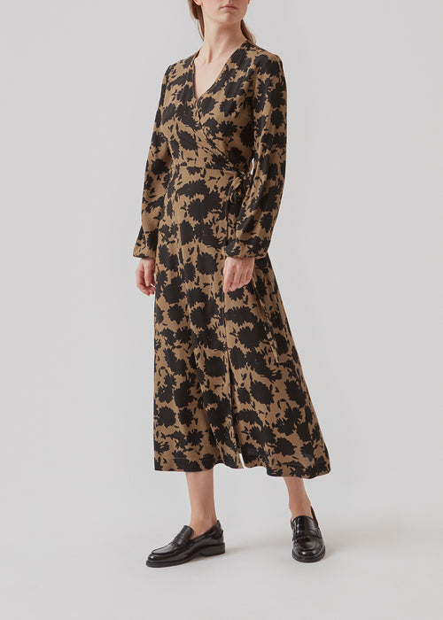 Long sleeved dress with a v-neckline and wrap-effect with tiebelt at the waist. The skirt of AllisonMD print dress cuts at ankle length. The material is an EcoVero viscose 