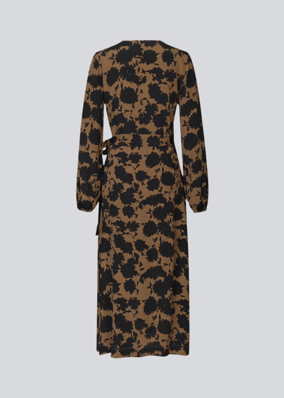 Long sleeved dress with a v-neckline and wrap-effect with tiebelt at the waist. The skirt of AllisonMD print dress cuts at ankle length. The material is an EcoVero viscose 