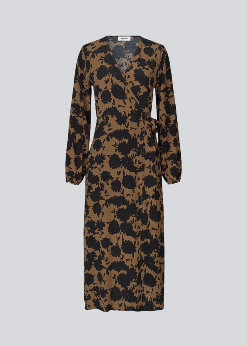 Long sleeved dress with a v-neckline and wrap-effect with tiebelt at the waist. The skirt of AllisonMD print dress cuts at ankle length. The material is an EcoVero viscose 