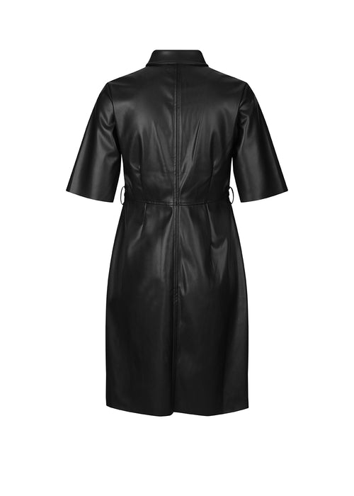 Knee-length dress in PU with short sleeves, collar and fabric covered buttons in front. AlmaMD dress has seam details and a tiebelt at the waist.