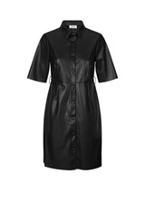 Knee-length dress in PU with short sleeves, collar and fabric covered buttons in front. AlmaMD dress has seam details and a tiebelt at the waist.