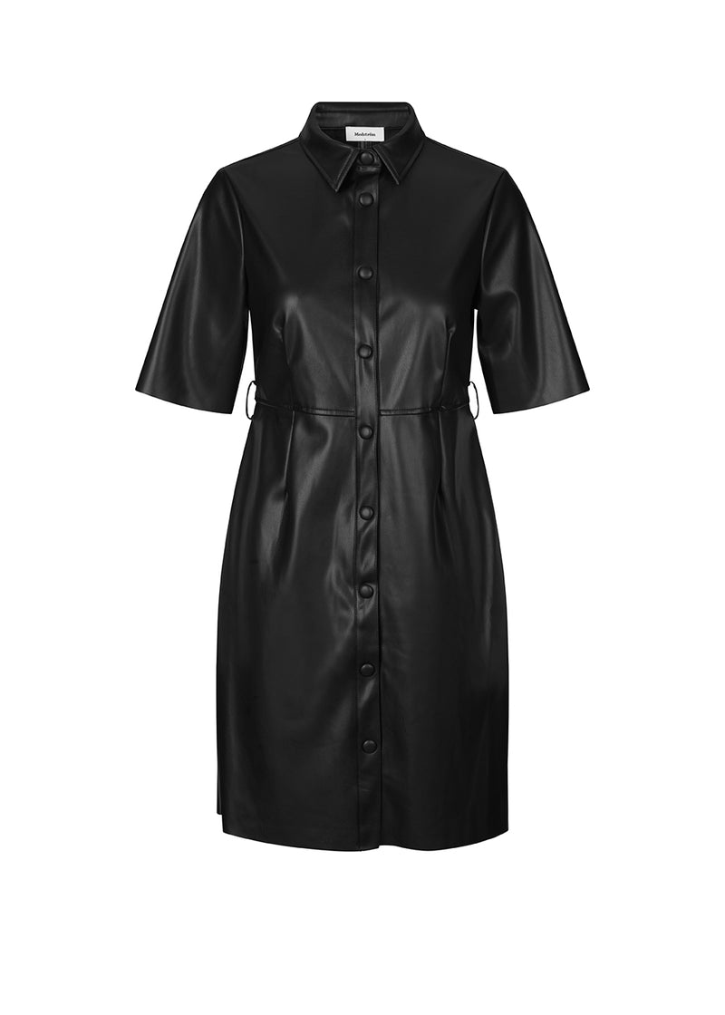 Knee-length dress in PU with short sleeves, collar and fabric covered buttons in front. AlmaMD dress has seam details and a tiebelt at the waist.