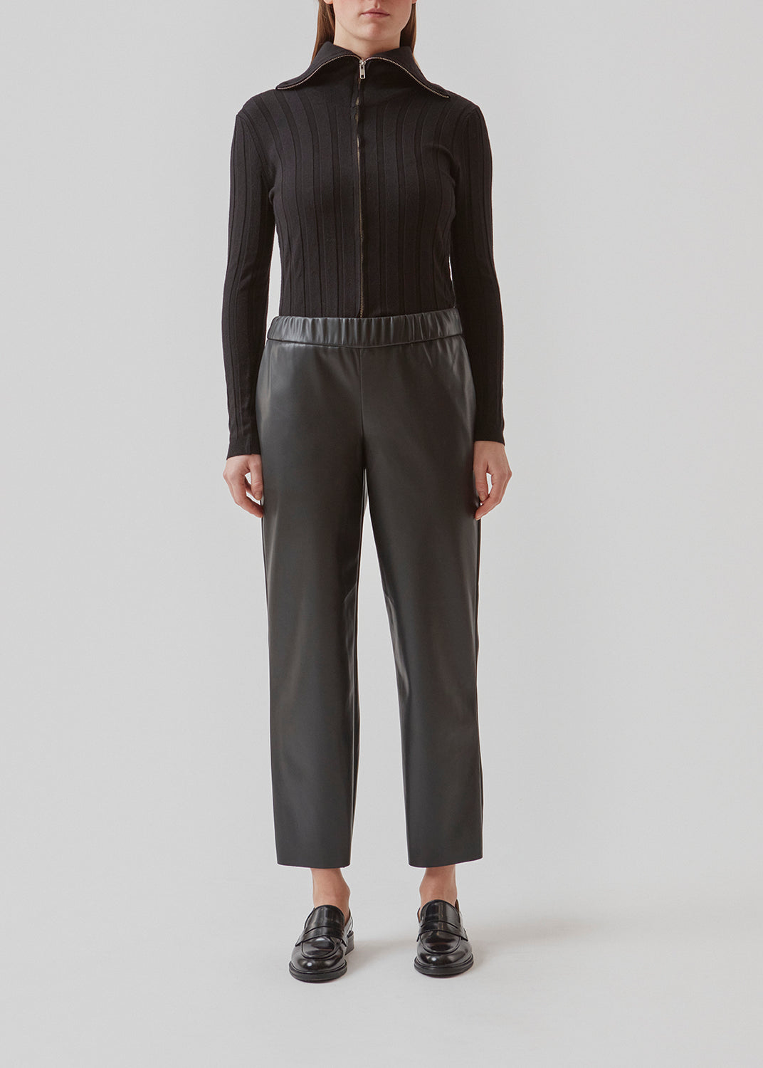 Ankle-length pants in black with a casual fit in PU leather. AlmaMD pants have a covered elastication at the waist and a lightly flared leg.