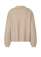 Knitted jumper in beige in a soft quality containing wool. AlvesMD v-neck has a collar and v-neckline. Dropped shoulders and long sleeves and an all-over drop needle pattern.