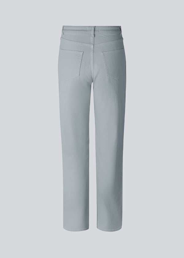 Jeans in a dyed organic cotton denim in the color Dusk. AmeliaMD jeans have a high waist, five pockets and straight, wide legs. Zip fly and button.