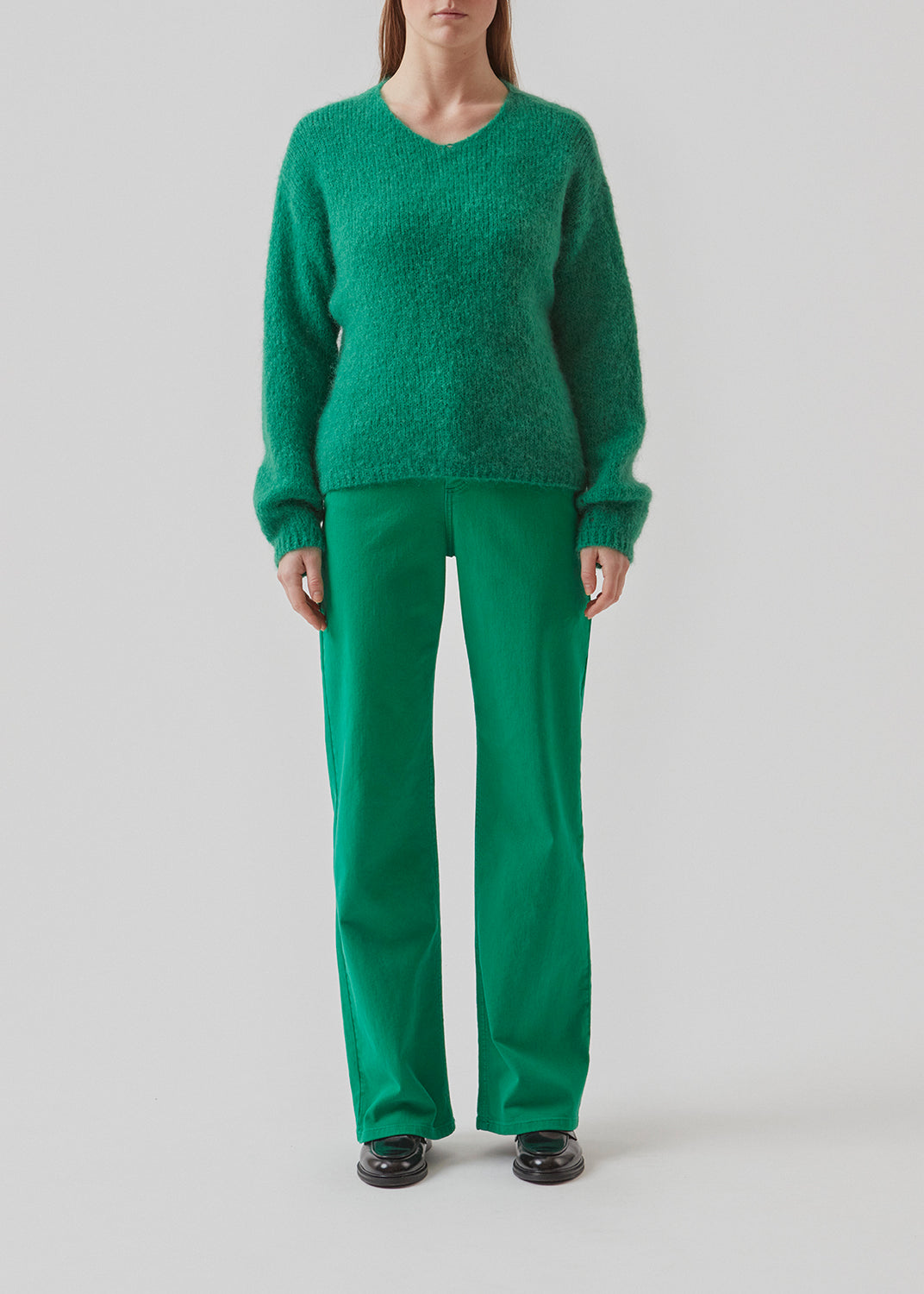 Jeans in green in a dyed organic cotton denim. AmeliaMD jeans have a high waist, five pockets and straight, wide legs. Zip fly and button.