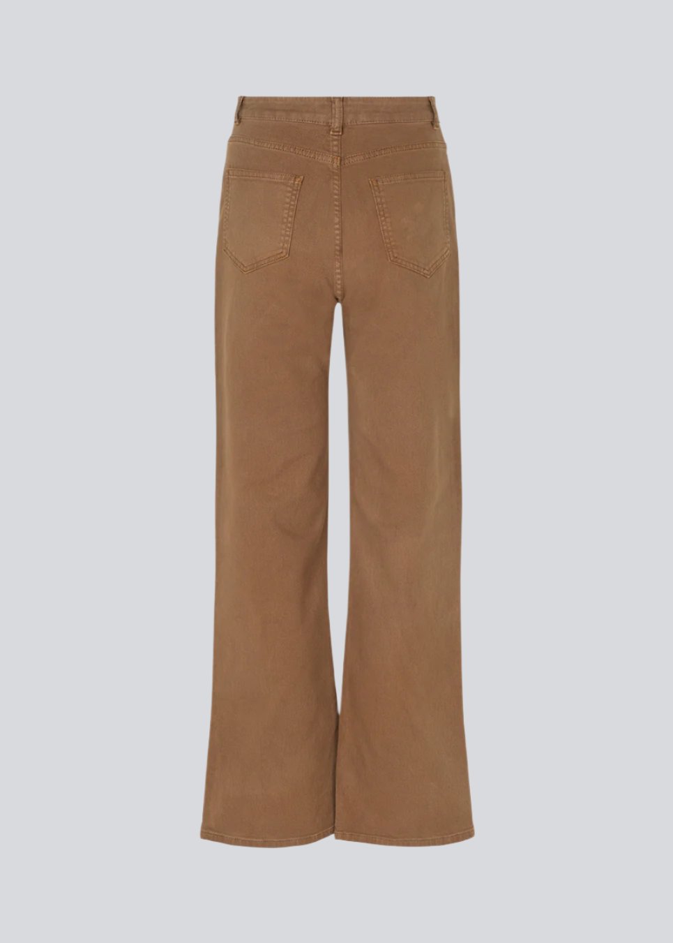 Jeans in brown in a dyed organic cotton denim. AmeliaMD jeans have a high waist, five pockets and straight, wide legs. Zip fly and button.