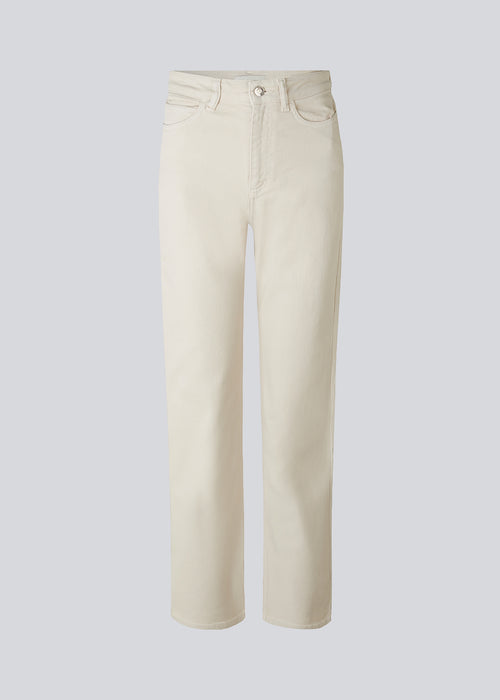 Jeans in a dyed organic cotton denim in the color summer sand. AmeliaMD jeans have a high waist, five pockets and straight, wide legs. Zip fly and button.