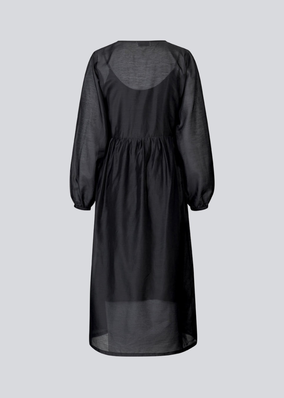 Midi dress in an airy linen quality that is slightly see-through. AmoraMD dress has long balloon sleeves, v-neckline and wrap-effect with tiebelt. Slip dress is included.