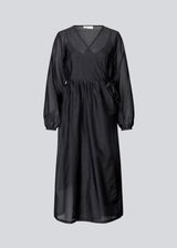 Midi dress in an airy linen quality that is slightly see-through. AmoraMD dress has long balloon sleeves, v-neckline and wrap-effect with tiebelt. Slip dress is included.