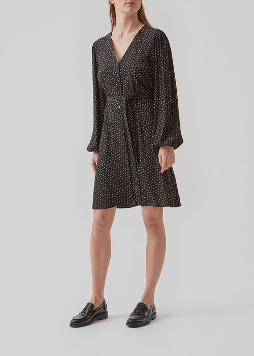 Short dress in EcoVero viscose. AndersonMD print dress has long balloon sleeves, v-neckline, button closure at front and a belt at the waist.
