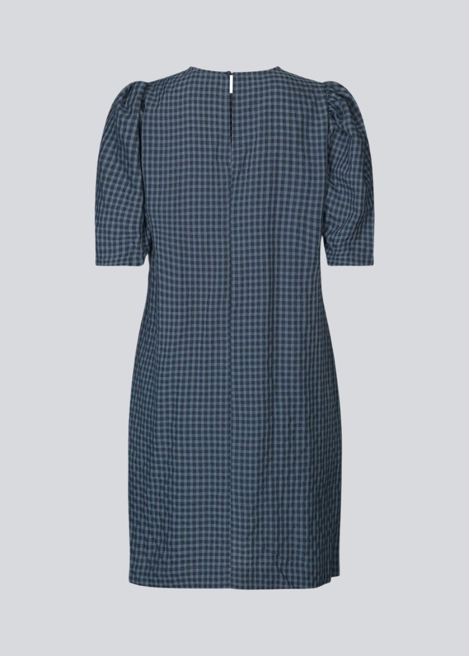 Short dress with an easy-fitting silhouette. AndreaMD dress has short sleeves with volume and an opening in the back with a button clos