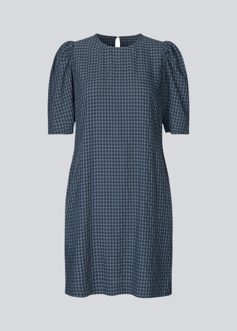 Short dress with an easy-fitting silhouette. AndreaMD dress has short sleeves with volume and an opening in the back with a button clos