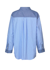 Voluminous shirt in the color blue stripe in a cotton poplin with contrasting stripes. AndyMD shirt has dropped shoulders and wide sleeves. Doublelayered yoke with pleat at the back.