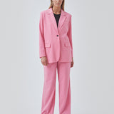 Pants in pink in a relaxed fit. AnkerMD wide pants have a regular waist with pleats in front and wide, long legs. Decorative back pockets and side pockets.  Match with blazer: AnkerMD blazer