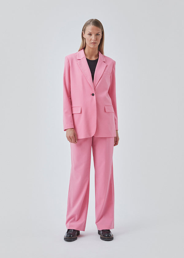 Oversized blazer in pink with a drapey fit. AnkerMD blazer has collar and notch lapels with a single button closure. Flap welt front pockets. Slits on cuffs and single back vent. Lined.  Match with pants: AnkerMD wide pants.