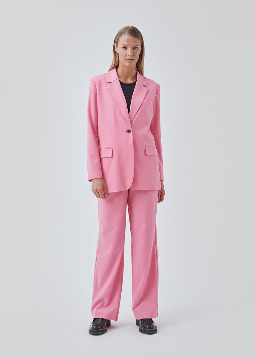Pants in pink in a relaxed fit. AnkerMD wide pants have a regular waist with pleats in front and wide, long legs. Decorative back pockets and side pockets.  Match with blazer: AnkerMD blazer