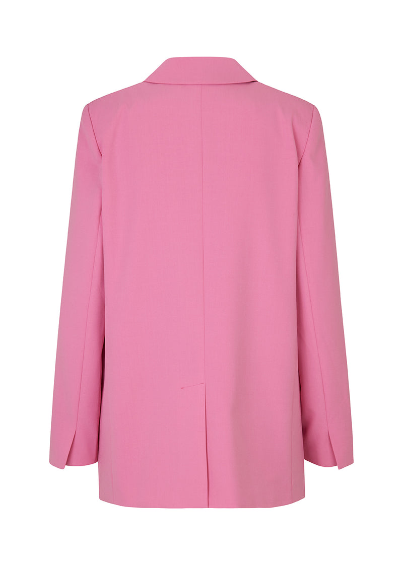 Oversized blazer in pink with a drapey fit. AnkerMD blazer has collar and notch lapels with a single button closure. Flap welt front pockets. Slits on cuffs and single back vent. Lined.  Match with pants: AnkerMD wide pants.