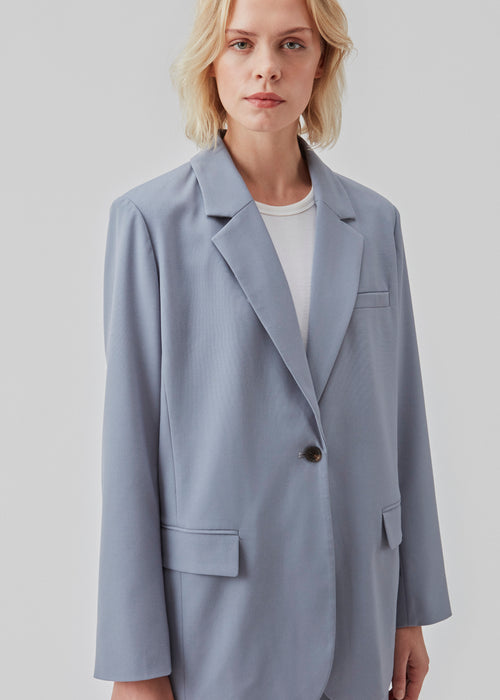 Oversized blazer in the color Dusk with a drapy fit. AnkerMD blazer has collar and notch lapels with a single button closure. Flap welt front pockets. Slits on cuffs and single back vent. Lined.  Shop matching pants: AnkerMD slit pants, or AnkerMD pants