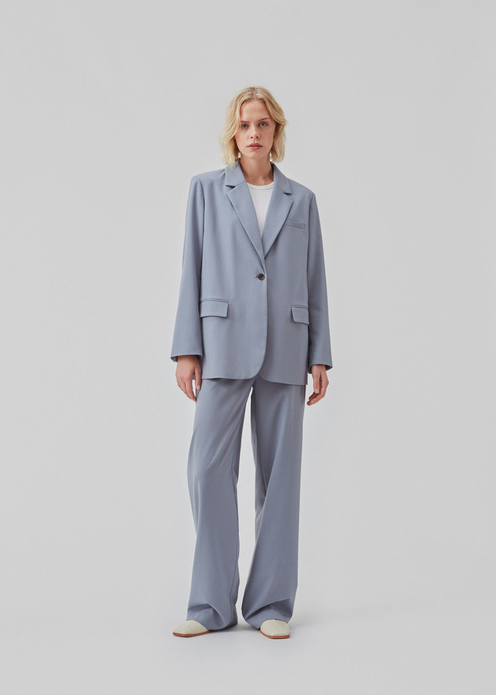 Oversized blazer in the color Dusk with a drapy fit. AnkerMD blazer has collar and notch lapels with a single button closure. Flap welt front pockets. Slits on cuffs and single back vent. Lined.  Shop matching pants: AnkerMD slit pants, or AnkerMD pants