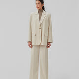 Oversized blazer in beige with a drapy fit. AnkerMD blazer has collar and notch lapels with a single button closure. Flap welt front pockets. Slits on cuffs and single back vent. Lined.  The model is 177 cm and wears a size S/36.  Shop matching shorts: AnkerMD shorts or bukser: AnkerMD pants.