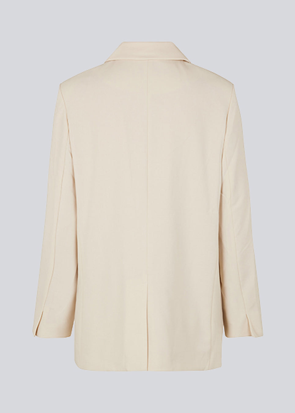 Oversized blazer in beige with a drapy fit. AnkerMD blazer has collar and notch lapels with a single button closure. Flap welt front pockets. Slits on cuffs and single back vent. Lined.  The model is 177 cm and wears a size S/36.  Shop matching shorts: AnkerMD shorts or bukser: AnkerMD pants.