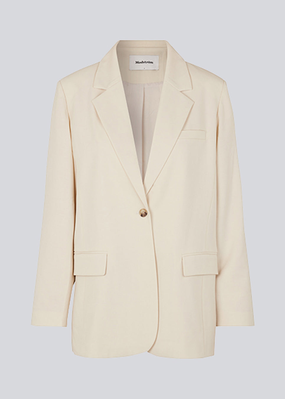 Oversized blazer in beige with a drapy fit. AnkerMD blazer has collar and notch lapels with a single button closure. Flap welt front pockets. Slits on cuffs and single back vent. Lined.  The model is 177 cm and wears a size S/36.  Shop matching shorts: AnkerMD shorts or bukser: AnkerMD pants.